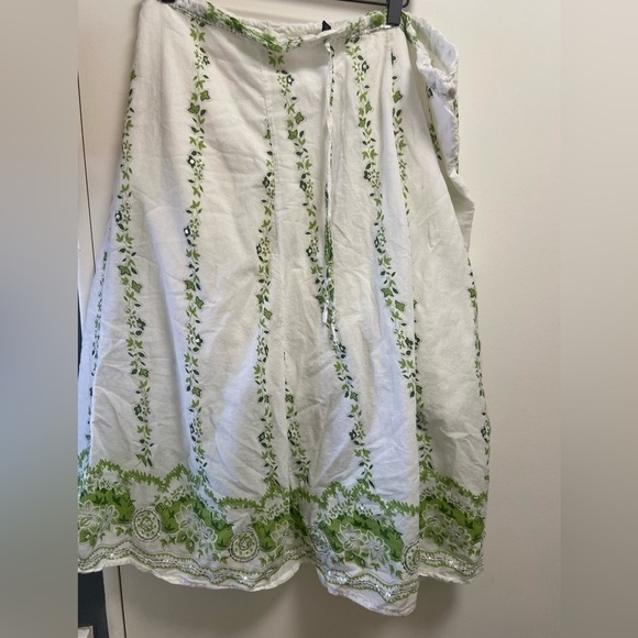 kaaku Dresses & Skirts - Kaaku flowy green & white skirt w sequins one size